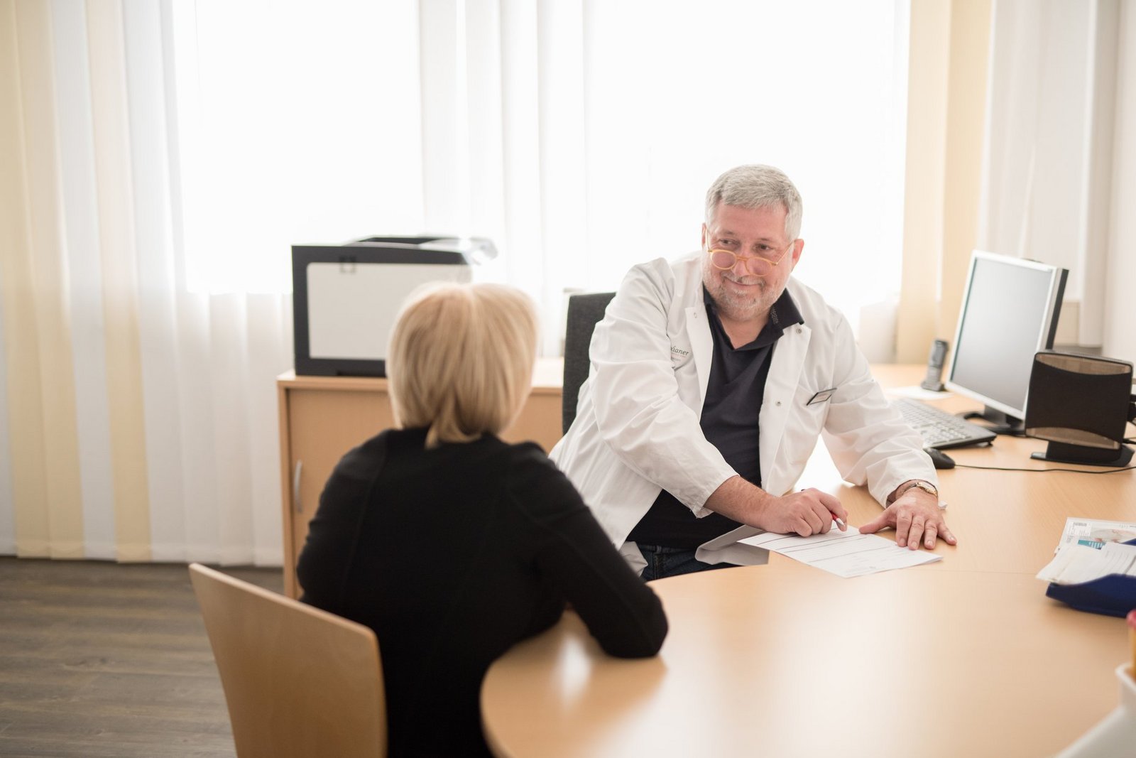 Arzt im Gespräch mit Patientin