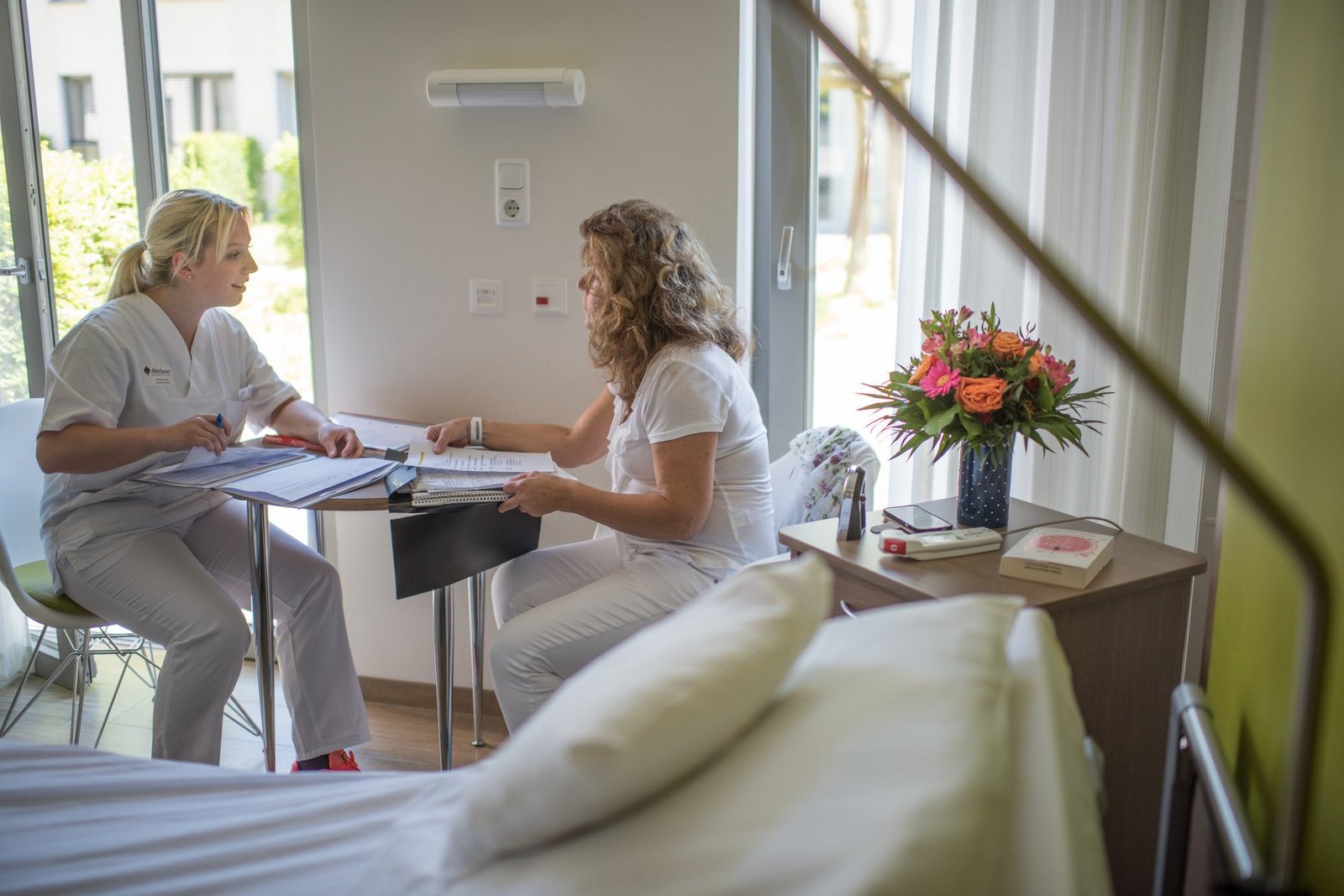 Krankenpflegerin im Gespräch mit der Patientin